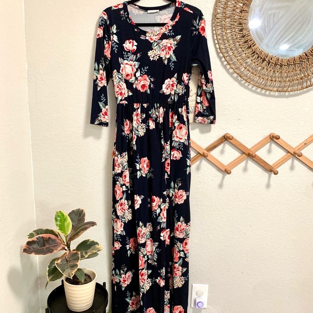 Boutique floor length 3/4 sleeve stretchy dress